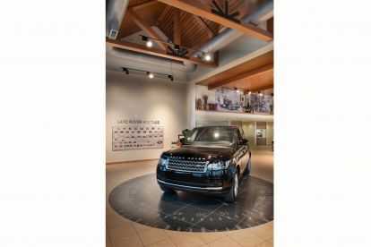 Plaza Jaguar Land Rover Interior of Dealership